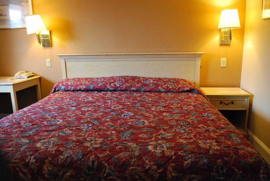 Bama Inn Huntsville Room photo