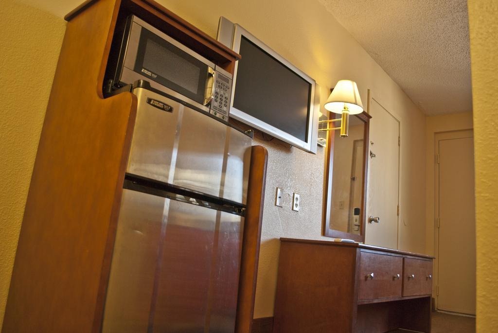 Bama Inn Huntsville Room photo